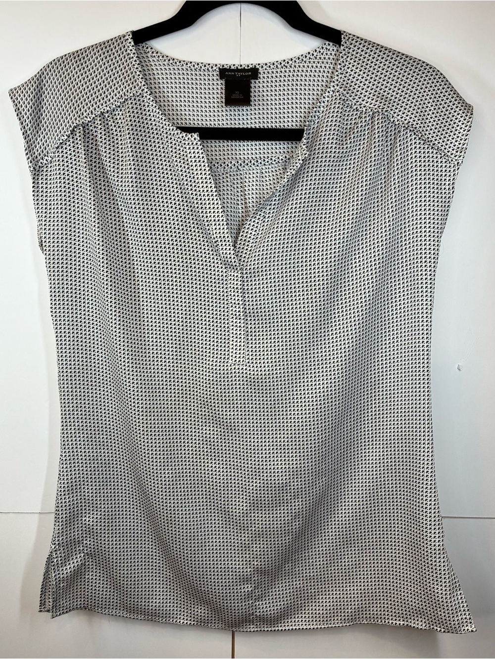 Ann Taylor Black & White Geometric Print Cap Sleeve Split Neck Blouse Size XS